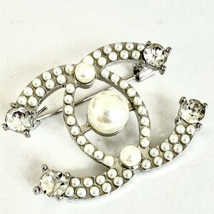 NWOT - Silver Brooch features stunning pearl and CZ accents
